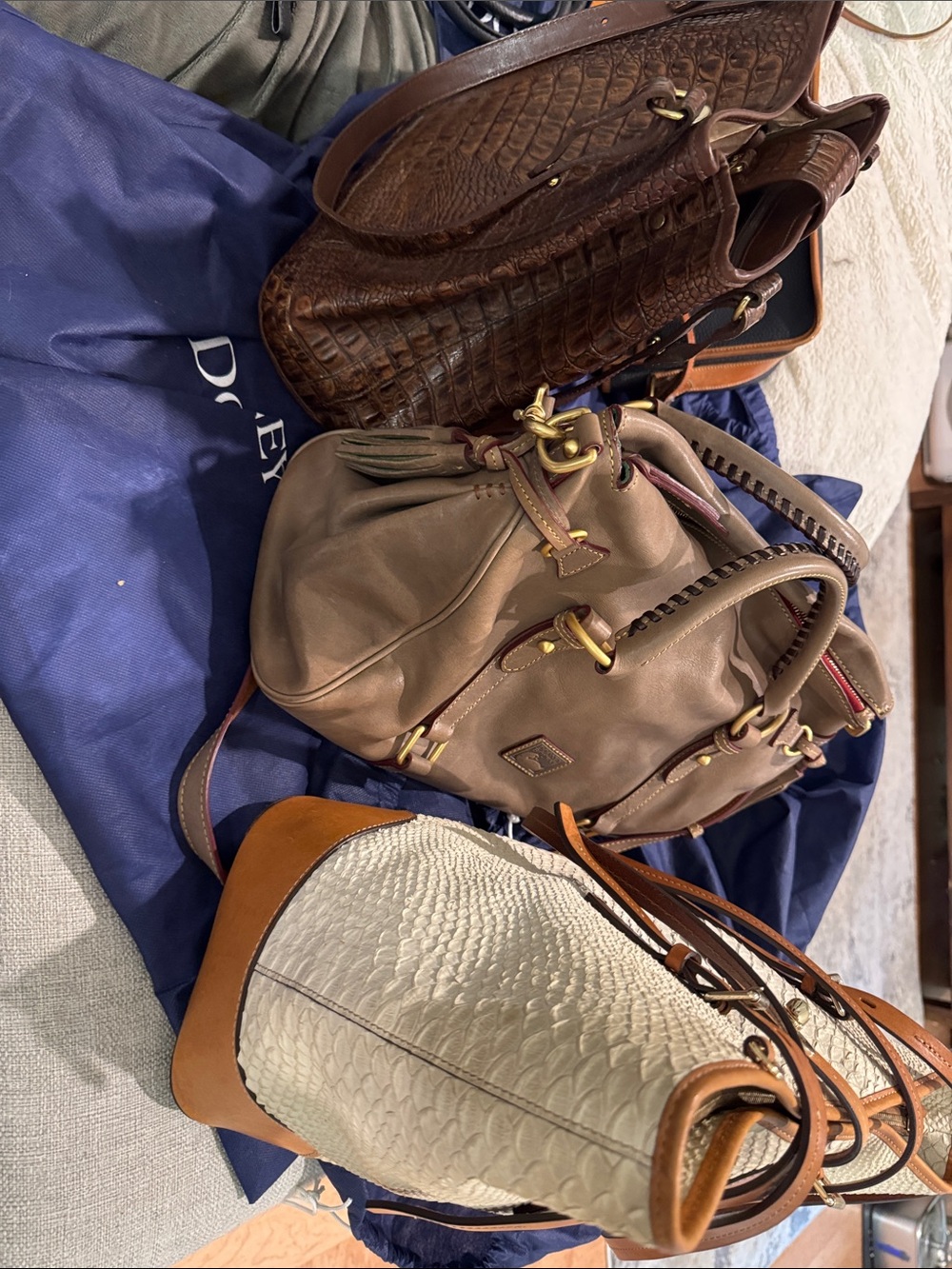 Leather handbag lot: Dooney and Bourke, Coach, Brahmin. - Picture 9 of 13